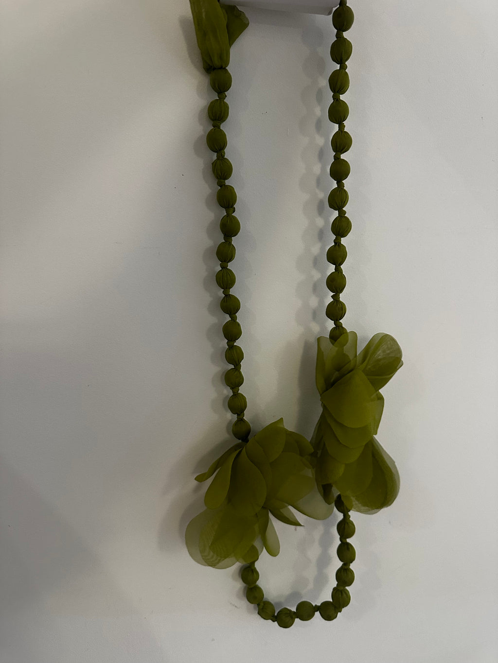 Collar bolas con flor