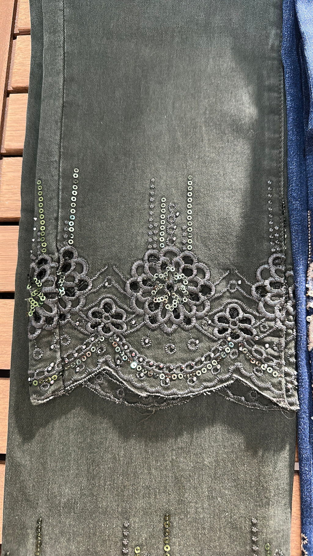 Pantalón verde con bajo bordado