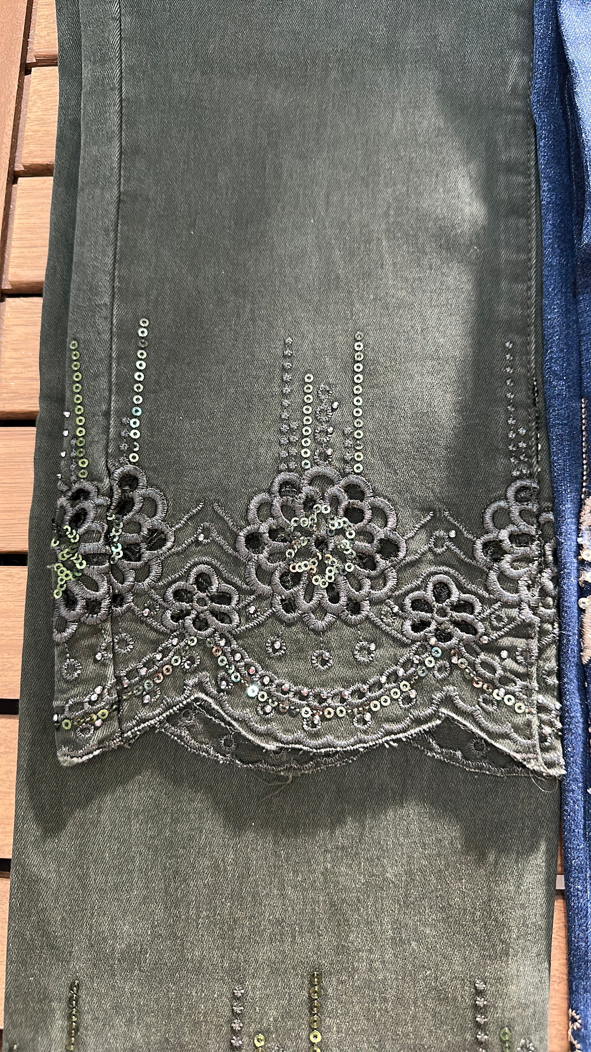 Pantalón verde con bajo bordado