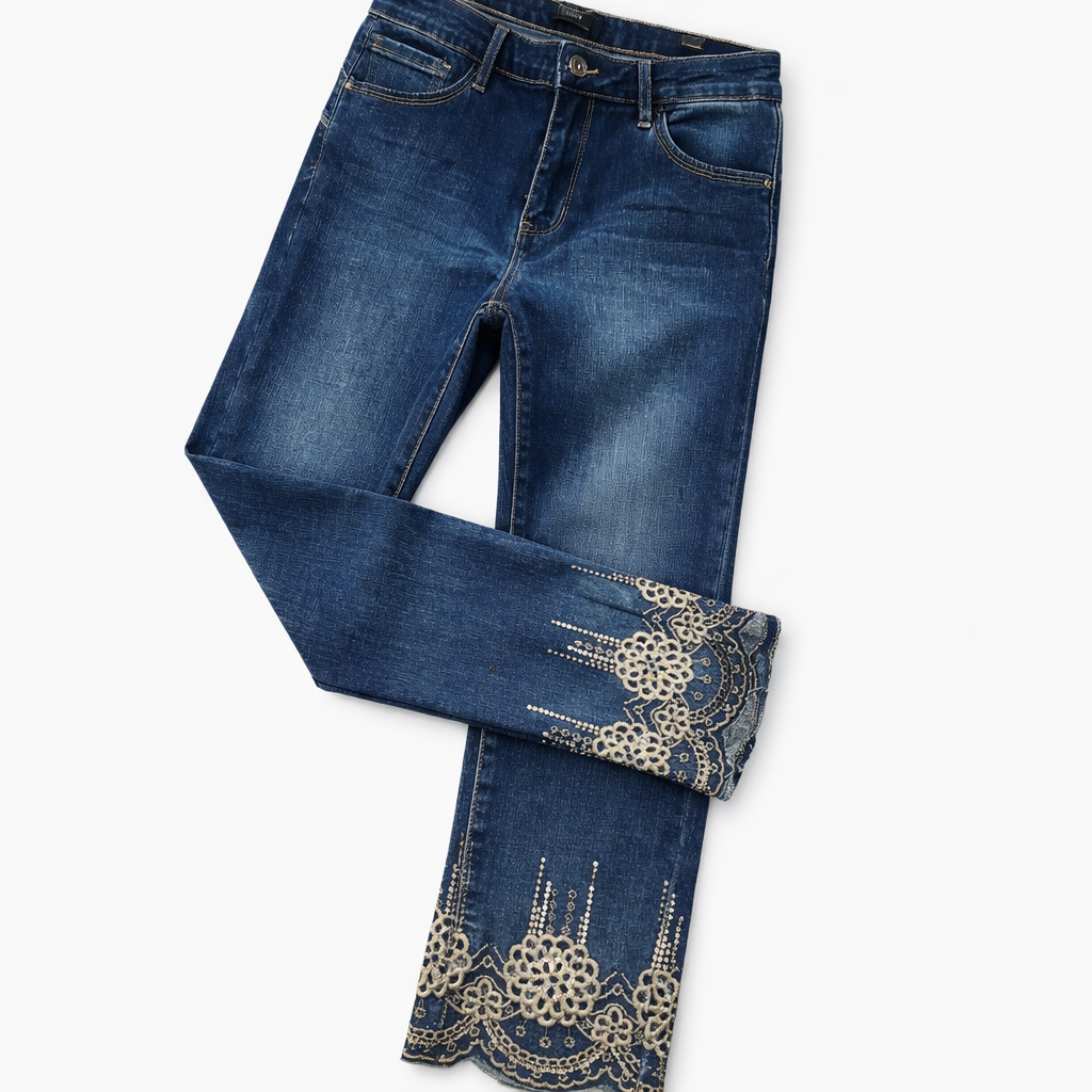 Pantalón vaquero azul  con bajo bordado