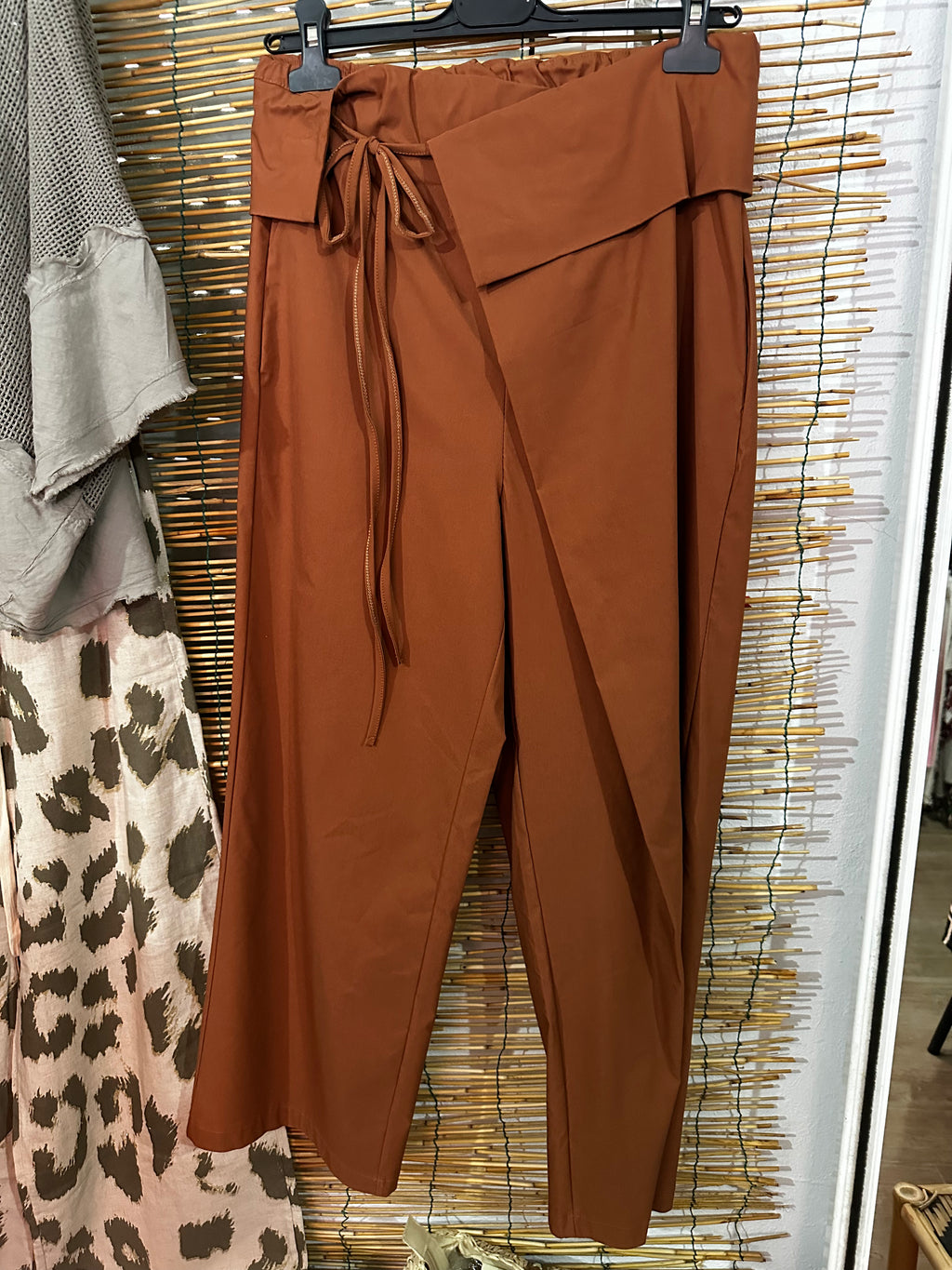 Pantalón teja con pañuelo