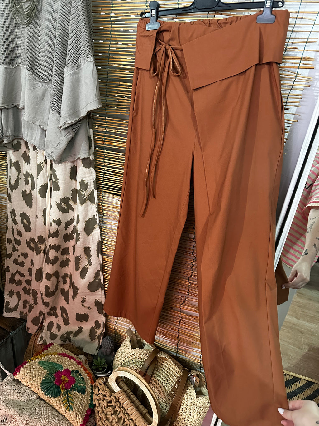 Pantalón teja con pañuelo