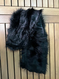 Cuello de pelo oscuro