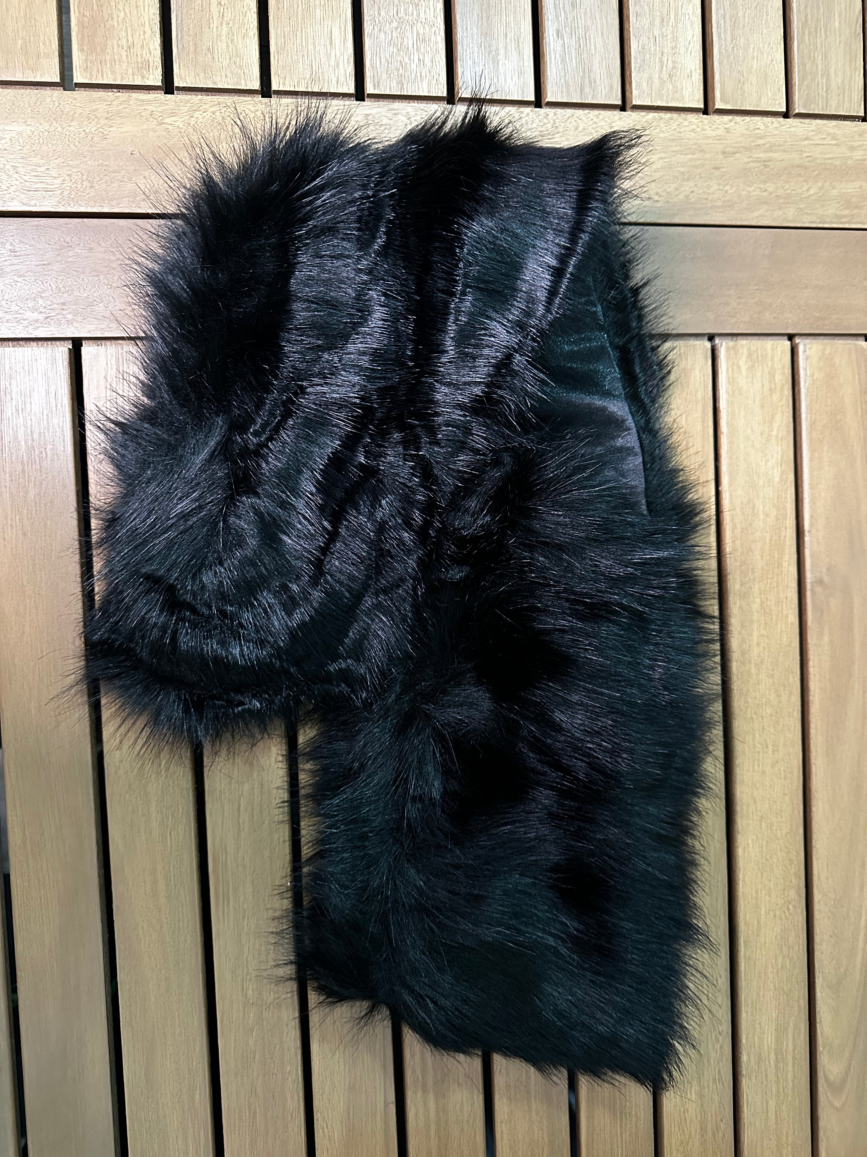 Cuello de pelo oscuro