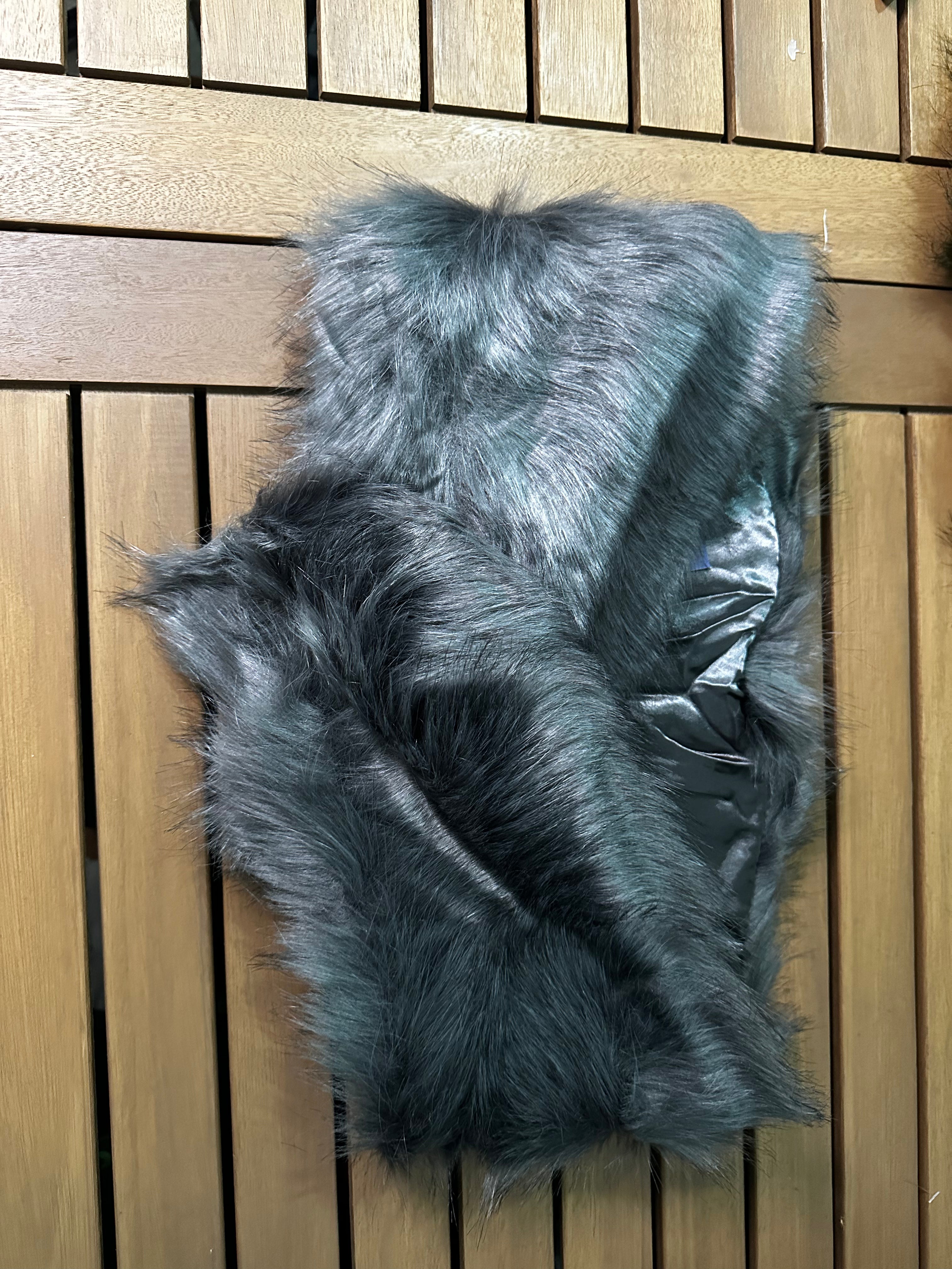 Cuello de pelo gris